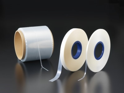 信越上封帶封合載帶用的熱壓型上封帶［產業類別］車用、手機、PC、家電［說明］將放入晶片、元件的載帶透過熱壓封合，貼裝時可被連續剝除。［用途範例］● 各種SMD半導體元件● 電子元件［特點］● 有多種寬度、長度可供選擇● 可對應多層纏繞增加每卷長度 ［樣式］● 豐富的產品規格，可對應4mm～72mm帶寬載帶● 具高透明性、導電性能等多種產品類型［上帶一覽表］我們提供廣泛應用於被動元件用途的通用等級，可防止剝離時極小元件附著的防靜電等級，以及保護半導體免受靜電影響的導電等級，皆可依據用途選擇使用。［新型上封帶_SP21］剝離強度穩定可低溫封合有效抑制上封帶浮起，造成的元件跳出問題高清晰度抗靜電［剝離強度比較圖］