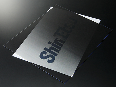 適用於各類顯示器(包括車用顯示器)的矽膠薄膜，能有效應對反射、窺視以及眩光問題。此外，還可用於感應器元件或指紋識別等場合，有效遮斷光源或外部不必要的光線，並控制視野範圍。［產業類別］車用、PC、家電、資訊設備、感測器［說明］由於Louver層使用了矽膠材料，因此具備優異的耐環境特性。此外，製程設計靈活，可滿足個別視野範圍的設定需求［應用範例］● 車載指示燈、中央顯示器(CID)、照明裝置(防反射)● 自動提款機(ATM)、液晶顯示器(防止窺視/防止光線洩漏)● 感測器、指紋識別［特點］● Louver層採用了矽膠材質，因此具備優異的耐熱、耐寒性及耐濕性等環境特性，同時具備良好的柔軟性● 矽膠材料擁有良好的著色性，使遮光層的隱蔽性更高，有效減少遮光位置的漏光現象● 視野範圍從20度~120度皆可調整，並能因應特殊視野範圍的需求● 透過在遮光層增加角度，還可實現將可視角度從正面偏移的設計● 可對應AG(防眩光)、Hard coat等各類表面處理● 可對應備膠需求● 結合車載用指示燈或中央顯示器(CID)，可有效防止夜間玻璃表面的反光問題● 貼合於液晶顯示器，可有效防止窺視以及降低周圍環境的眩光影像● 可阻擋光源的多餘光線或外部入射光，適合應用於指紋識別及感測器［規格］● 透明矽膠與高隱蔽性黑色矽膠交替堆疊，並在正反面貼合透明樹脂薄膜● 堆疊兩片不同方向(防窺上下&左右)的產品，可實現四方向遮蔽，將可視範圍限定在中心區域如需有關產品或其他方面的諮詢，歡迎通過聯絡我們與我們聯繫，謝謝！