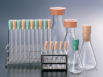 ［產業類別］醫藥、理化等相關行業［說明］由特殊加工的硅膠材料製成的連續氣泡培養塞。具有出色的透氣性、操作性、耐熱性、耐化學性適用於菌種保存到培養的各種實驗［用途範例］● 黴菌、酵母、細菌等的培養與保存 ［特點］● 相比棉塞，操作更加簡便，可大幅節省勞動力並降低人工成本● 相比棉塞，水分蒸發速度降低至1/2以下，能夠減少培養液的異常濃縮及pH變化● 具有出色的耐熱性，可進行乾熱滅菌(180度C)和高壓蒸氣滅菌，可反覆使用● 可用熱水清洗、消毒，亦可使用中性洗滌劑進行清潔● 具疏水性，可抑制容器密封部分的菌類繁殖如需有關產品或其他方面的諮詢，歡迎通過聯絡我們與我們聯繫，謝謝！