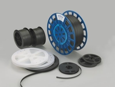 信越載帶半導體或電子元件用包材［產業類別］車用、手機、PC、家電［說明］將PS樹脂等材質的片材作口袋加工，實現半導體和電子元件的表面連續貼裝［應用範例］● 各種SMD半導體元件● 電子元件 ［特點］● 多種成形方式，根據元件形狀、尺寸、月需求等，選擇最佳的製造方法● 針對0201Ｍ等超小型晶片、裸晶片等超薄產品、半導體元件的引線保護以及不規則形狀的連接器，皆可以精密成形技術對應● 可對應 4mm 寬度 x 0.5mm 間距 ●保有超過 1000 個模具，可對應各種尺寸的口袋● 透過充足的產能和完善的生產體系，實現穩定的供應● 工廠遍布日本、中國、馬來西亞，可避免潛在的地緣政治風險［規格］● 可對應4mm～72mm帶寬● PS/APET、絕緣/導電等，多種載帶材質可供選擇● 大/小口徑、單層/多層纏繞等，多種捲軸類型可供選擇● 若現有模具無法匹配，將為產品設計最合適的口袋尺寸［極小元件用載帶【W4P1】］● 極小尺寸R角(口袋開口處)，避免元件跳出問題● 可對應0201M元件、口袋深度小至60um● 不會產生紙屑，可實現更潔淨的貼裝● 塑膠材質較不易受溫、濕度等影響口袋尺寸● 使用導電材料，相比紙載帶更能抑制貼裝時的靜電影響● 材料面積縮減為W8P2載帶的四分之一，大幅減少廢棄物的產生極小元件用載帶0201M載帶圖面如需有關產品或其他方面的諮詢，歡迎通過聯絡我們與我們聯繫，謝謝！