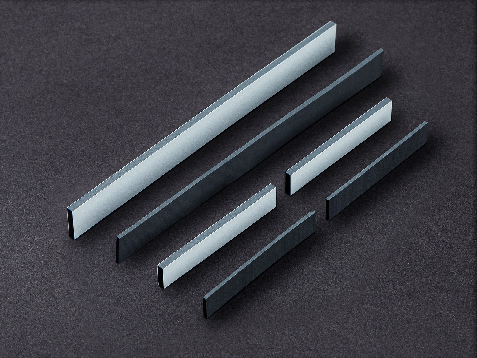 導電矽膠連接器(SP Type)斑馬條型連接器，將導電性與絕緣性矽膠交替排列，並使用低硬度的絕緣性矽膠支撐其兩側，與SS類型相比，導電部份具有更低的阻抗。具備優異的連接穩定性，適用於液晶與基板之間、基板間的連接，以及無法進行焊接的電子元件連接導電矽膠連接器(SEC Type)使用低阻抗導電性矽膠作為導電部分的斑馬條形連接器。具備優異的連接穩定性，適用於液晶與基板之間、基板間的連接，以及無法進行焊接的電子元件連接。與SS Type相比，導電部份具有更低的阻抗。導電矽膠連接器(S Type)斑馬條型連接器，將導電性與絕緣性矽膠交替排列，可實現隨機連接的高可靠性壓接連接器。具備優異的連接穩定性，適用於液晶與基板之間、基板間的連接，以及無法進行焊接的電子元件連接。導電矽膠連接器(SS Type)斑馬條型連接器，將導電性與絕緣性矽膠交替排列，並使用低硬度的絕緣性矽膠支撐其兩側。具備優異的連接穩定性，適用於液晶與基板之間、基板間的連接，以及無法進行焊接的電子元件連接如需有關產品或其他方面的諮詢，歡迎通過聯絡我們與我們聯繫，謝謝！