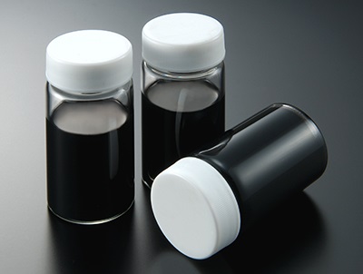 導電高分子(PEDOT)「SEPLEGYDA&reg;」是一種以透明性優異的聚噻吩系導電高分子（PEDOT-PSS）為基礎，根據用途進行配方調整的導電塗料。透過在表面進行薄膜塗層，可賦予其導電性。表面電阻率可根據需求進行廣泛調整，從透明電極用途的低電阻（70&Omega;/sq.～）到防靜電用途的高電阻（～10&sup1;&sup1;&Omega;/sq.）。［產業類別］車用、半導體後段製程、Display、能源設備、家電［說明］具有優異的透光率，且與金屬氧化物相比折射率較低，因此能有效降低反射率。具備柔軟性，適合應用於各種可撓性用途。此外，亦可根據需求賦予不同的硬度［應用範例］● Display的防靜電用途● 智慧型手機保護用柔性硬塗層薄膜● 半導體後段製程用薄膜● 鋰離子電池的電極助劑● 化學機械研磨(CMP)用研磨粒子［特點］● 可塗覆於各種塑膠及玻璃材質上，具有優異的附著性● 除了有適用於薄膜與片材的塗佈等級外，還有適用於成形體的噴塗、浸漬等級，可輕鬆賦予導電性或防靜電性能● 一般而言，PEDOT-PSS為水性分散體，但透過敝司的獨家技術，成功實現了有機溶劑的分散。分散溶劑包刮IPA(異丙醇)及MEK(甲基乙基酮)等，可根據需求選擇適合的溶劑● 與矽膠或硬塗層等樹脂混和後，可實現功能層與防靜電層的一體化● 另外，也提供具有防靜電性與硬塗層性的特色塗料產品 ［樣式］● 利用導電高分子(PEDOT-PSS)賦予多種性能，製成塗料● 可根據用途調整硬度、膜厚、接觸角度及色調等參數● 採用濕製程來實現導電性，因此具備出色的成本優勢如需有關產品或其他方面的諮詢，歡迎通過聯絡我們與我們聯繫，謝謝！